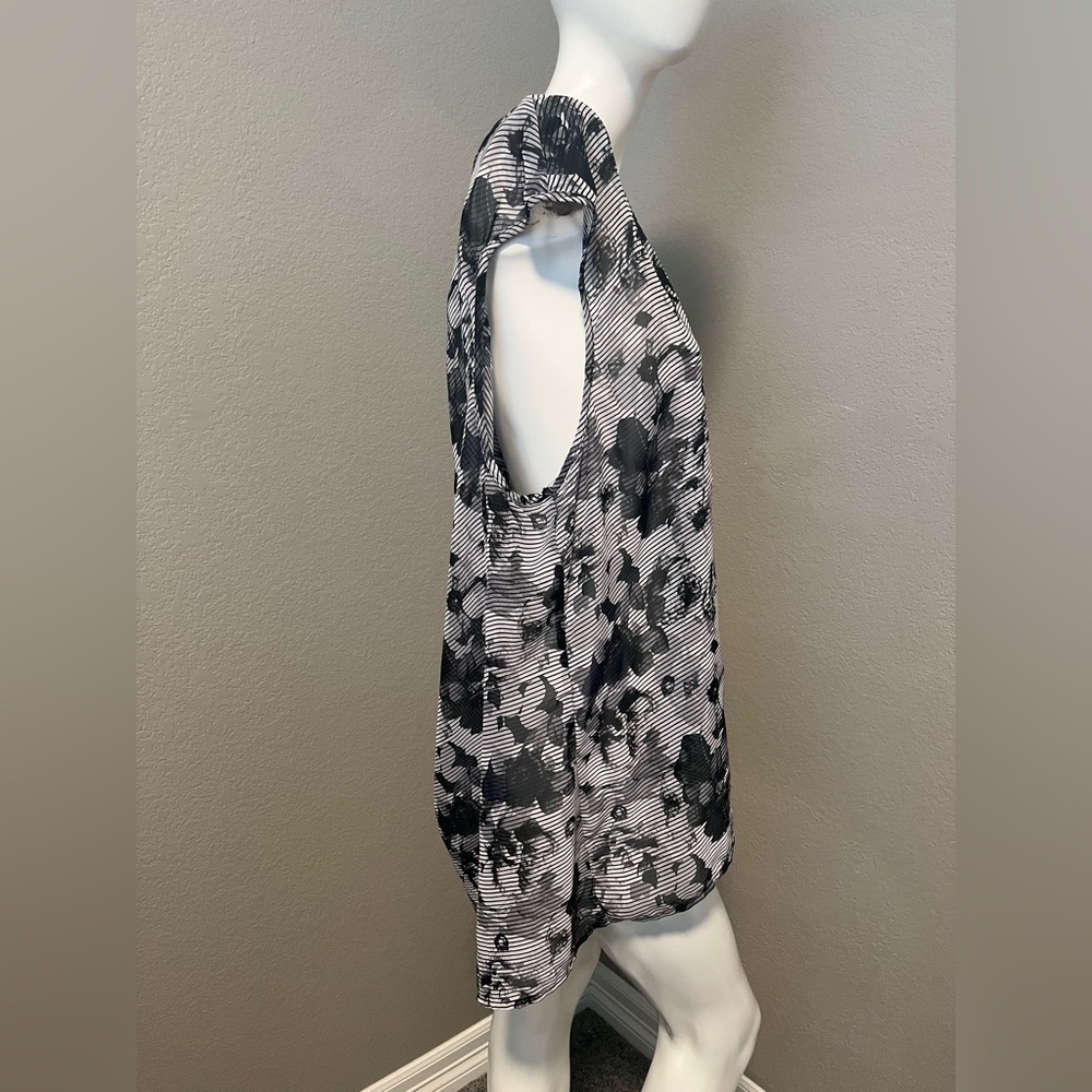 Maurices Plus Women’s Black/ Grey Floral Sleeveless Sheer Top Blouse Size 2 - Picture 3 of 9